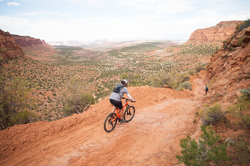 Riders descend the Flint Trail on a 5-day mtb tour in The Maze, Canyonlands NP